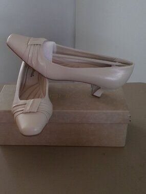 EASY STREET Pumps 1.5" Heel Man Made Materials Bone NWT 9.5N